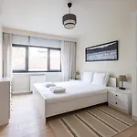 Modern Prime Location 1bed Bright Home! #243 شقة